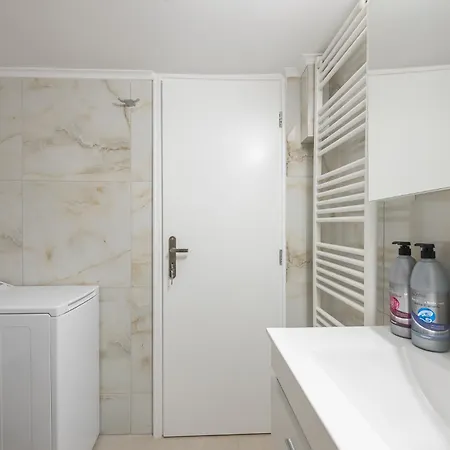 Apartment Kastela's Harbor Retreat With Jacuzzi Piraeus